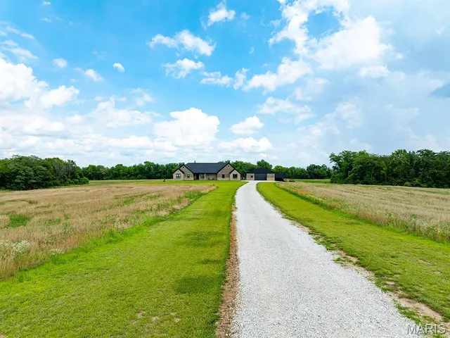 $890,000 | 27650 Iowa Road, Perry, MO 63462