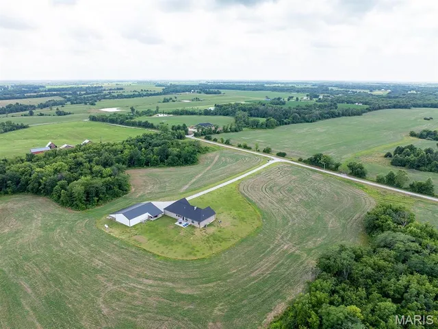 $890,000 | 27650 Iowa Road, Perry, MO 63462