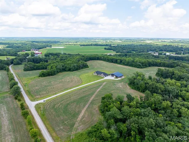 $890,000 | 27650 Iowa Road, Perry, MO 63462
