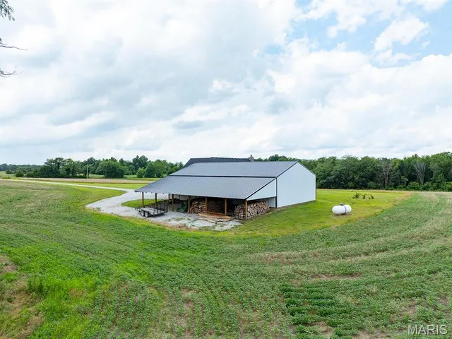$890,000 | 27650 Iowa Road, Perry, MO 63462