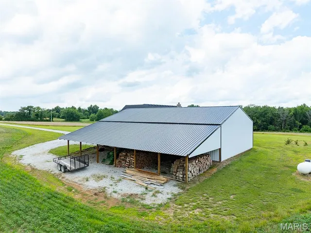 $890,000 | 27650 Iowa Road, Perry, MO 63462