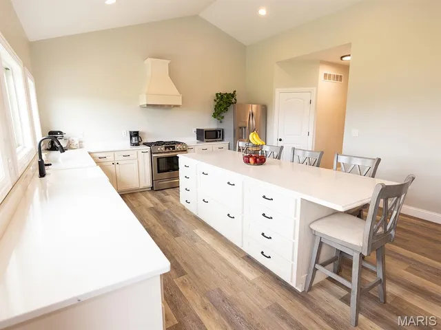 $890,000 | 27650 Iowa Road, Perry, MO 63462