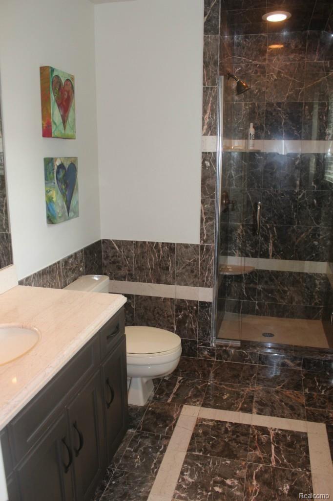 33 Lone Pine Road Bloomfield Hills, MI 48304 - Photo 18 of 30 Attached Bathroom