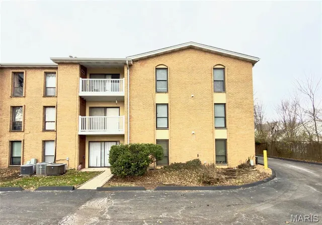 $148,500 | 444 North Clay Avenue, Unit 1B, St. Louis, MO 63122