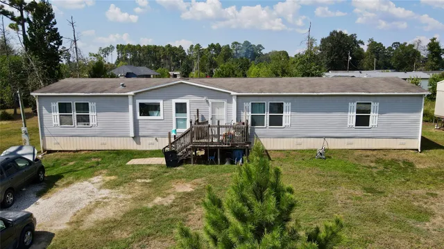 a view of a house with back yard