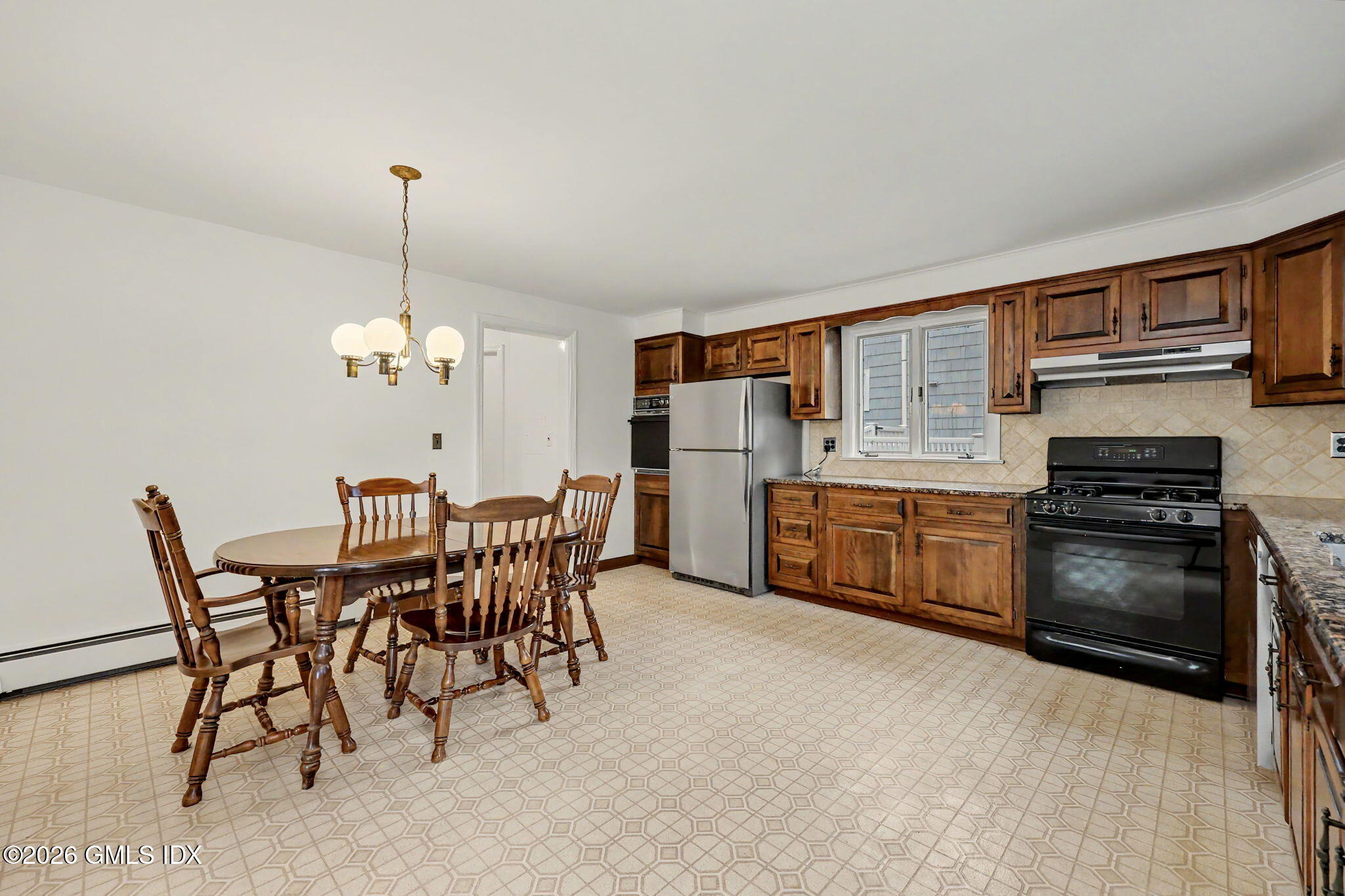31 Hassake Road Old Greenwich, CT 06870 - Photo 4 of 21 Large eat-in kitchen