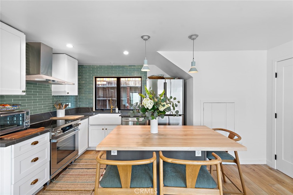 450 Ruby Street, Unit LOWR Laguna Beach, CA 92651 - Photo 5 of 22 a large kitchen with a table and chairs
