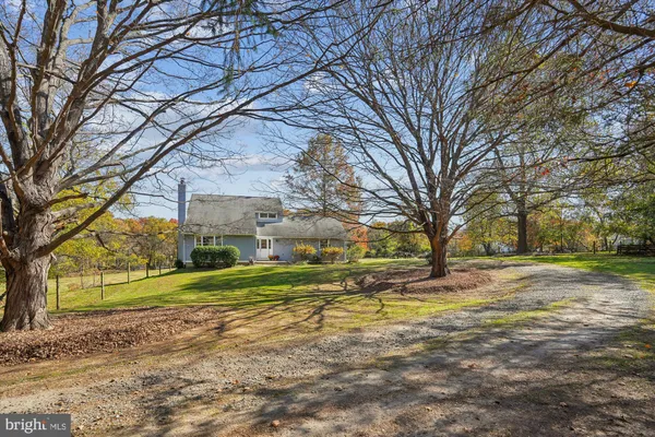 a view of a yard with a house