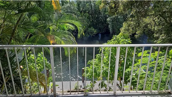 a view of yard with green space