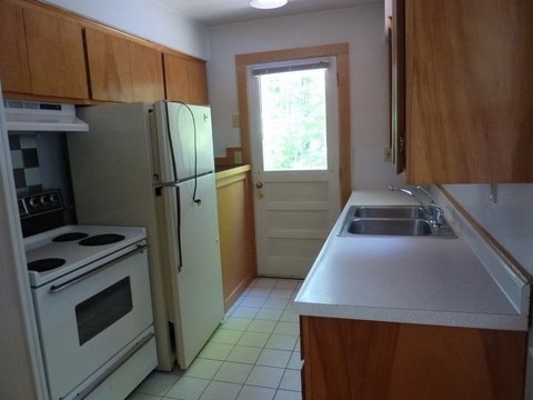 424 Highview Road Traverse City, MI 49696 - Photo 6 of 20 1821211-5.JPG