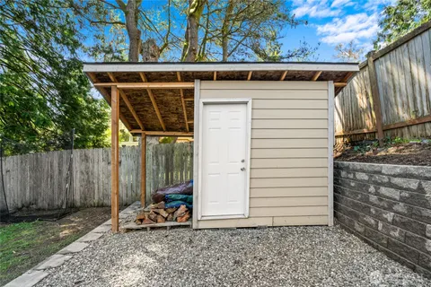 a view of a garage of the house