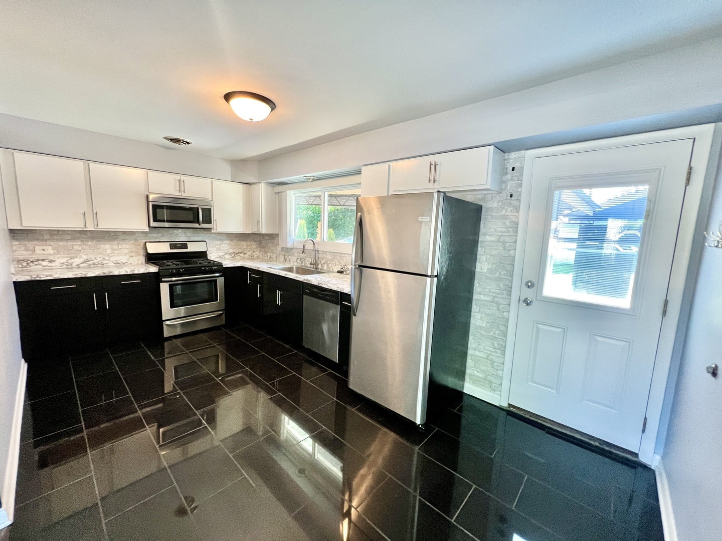128 East Normandy Drive Addison, IL 60101 - Photo 8 of 17
