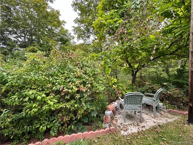 a bench sitting in middle of a yard