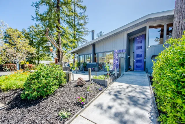 a flower garden is sitting in front of flowers