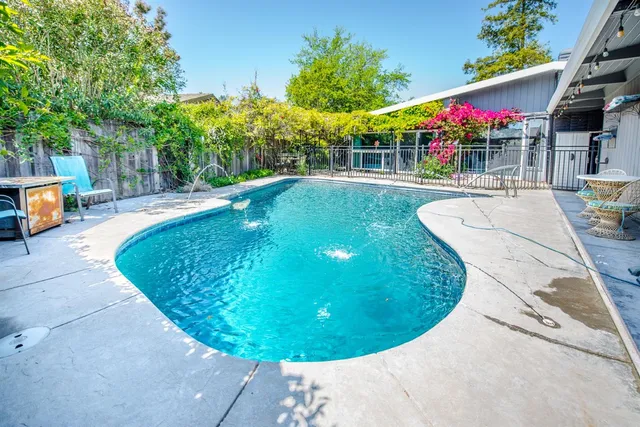 a view of entryway with a flower pot