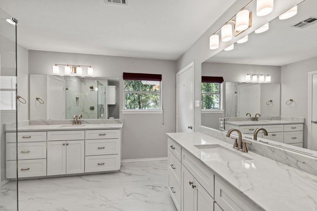 5366 Point La Vista Road Malakoff, TX 75148 - Photo 19 of 34 Generous sized primary ensuite bath with dual vani
