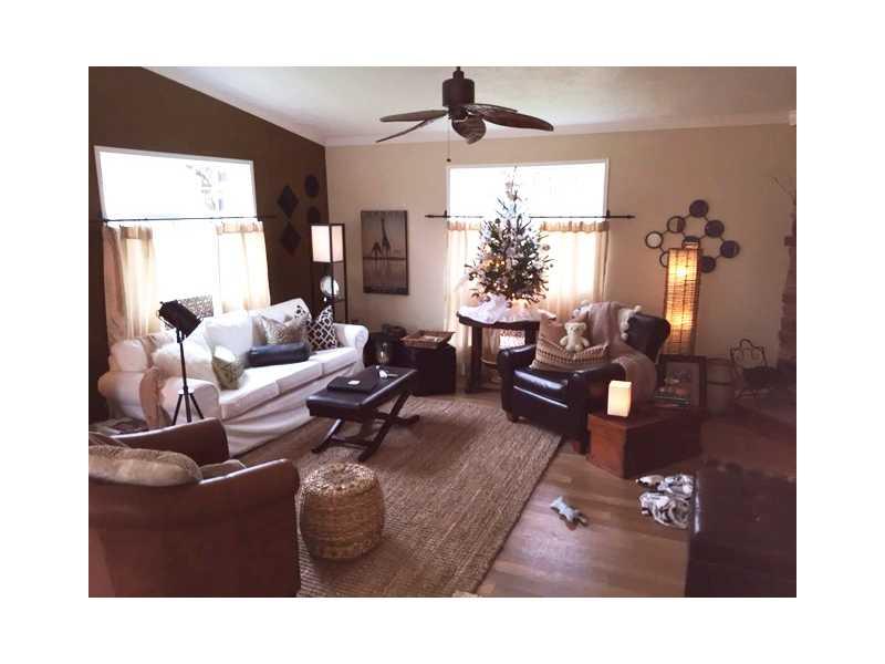 321 South Duffy Road Butler, PA 16001 - Photo 5 of 12 Living Room.