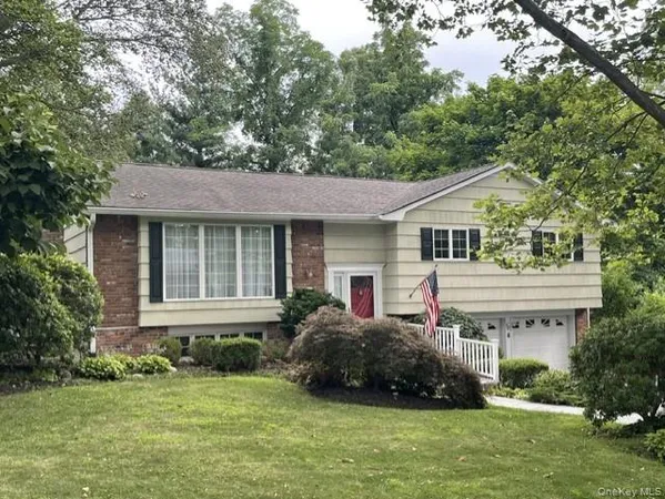 $995,000 | 6 Primrose Lane, Huntington, NY 11743