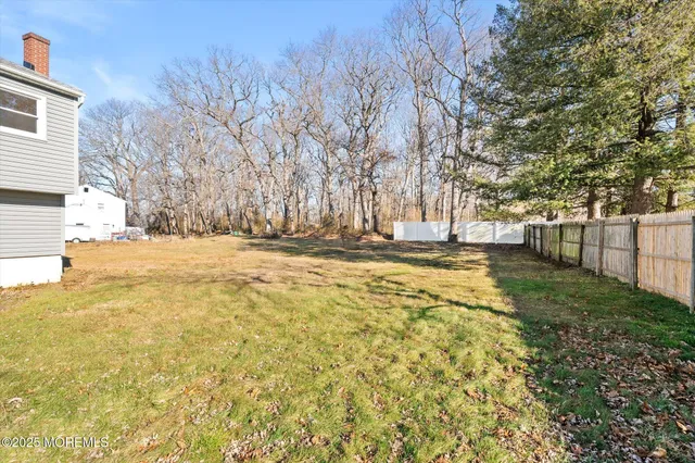 a view of yard with trees