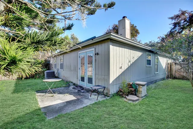 a view of backyard with a garden and plants