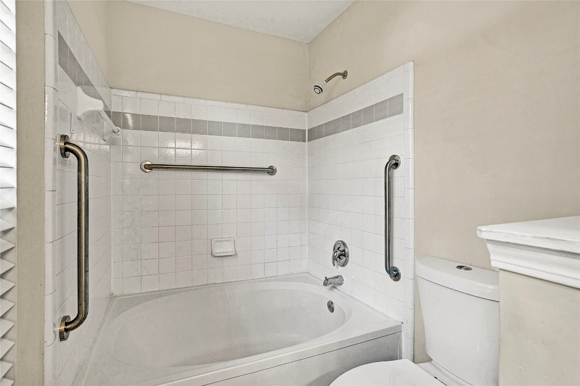 909 Gavagan Road Jacksonville, FL 32233 - Photo 8 of 17 a bathroom with a bathtub and a shower