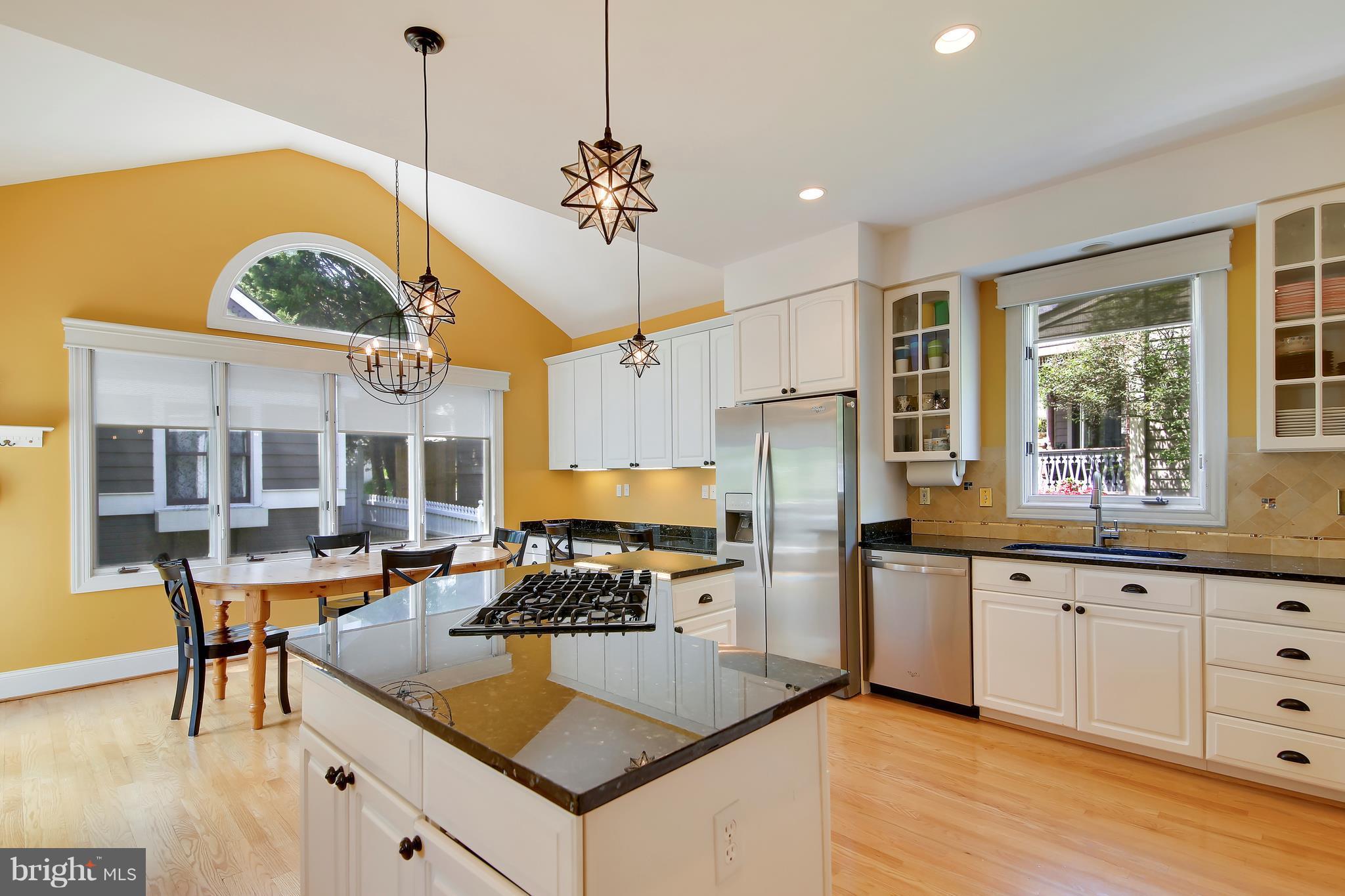 344 Little Quarry Road Gaithersburg, MD 20878 - Photo 10 of 30 Large table space w/island & gas cooktop