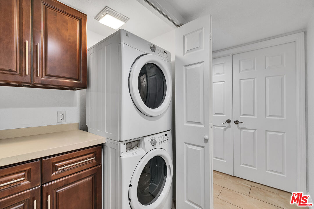 109 Torremolinos Drive Rancho Mirage, CA 92270 - Photo 16 of 39 a utility room with dryer and washer