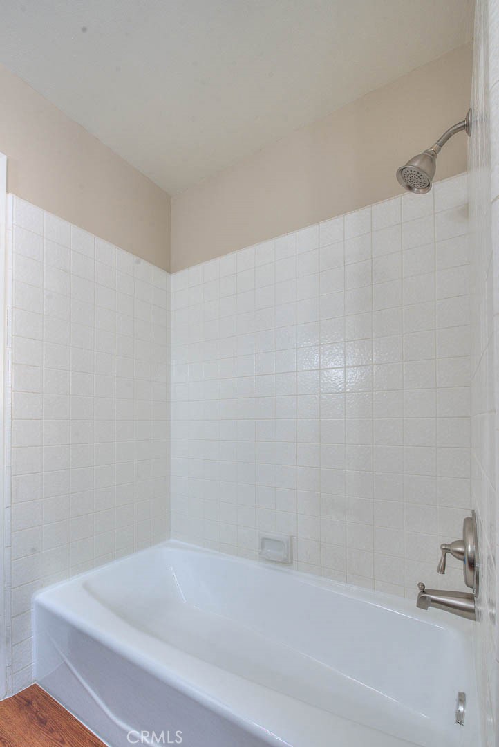 16464 Rancho Escondido Drive Riverside, CA 92506 - Photo 20 of 47 a bathroom with a bathtub