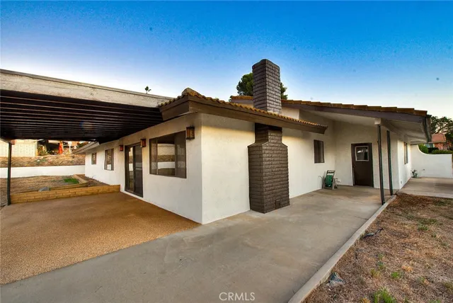 a view of a backyard of the house