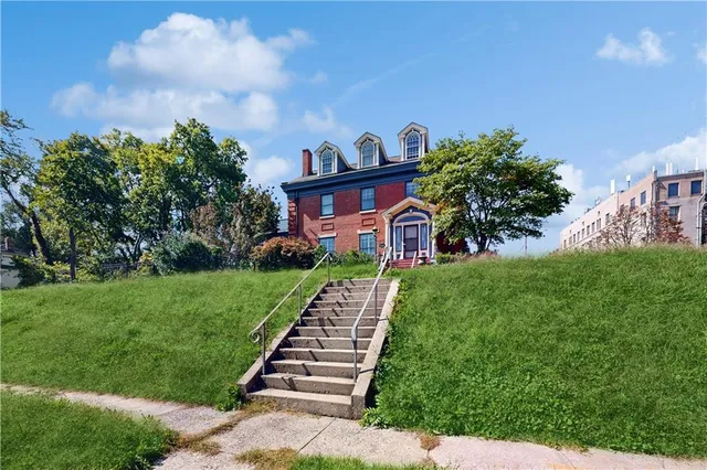 $379,000 | 840 North 25th Street, St. Joseph, MO 64506