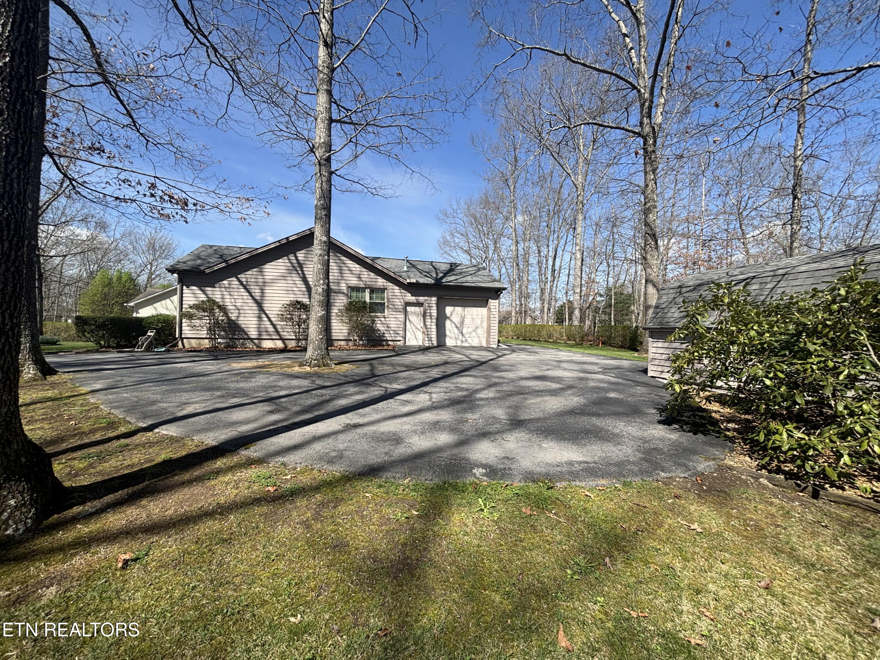 6021 Osage Road Crossville, TN 38572 - Photo 6 of 33 Side and garage