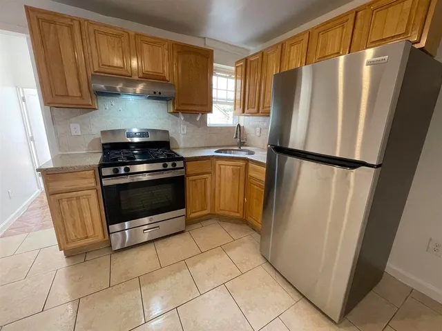 $2,000 | 57 Beach Street, Unit 1R, Jersey City, NJ 07307