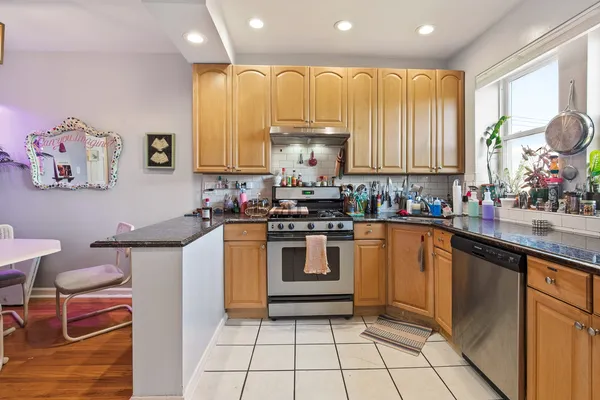 $200,000 | 4006 West Nelson Street, Unit 6B, Chicago, IL 60641