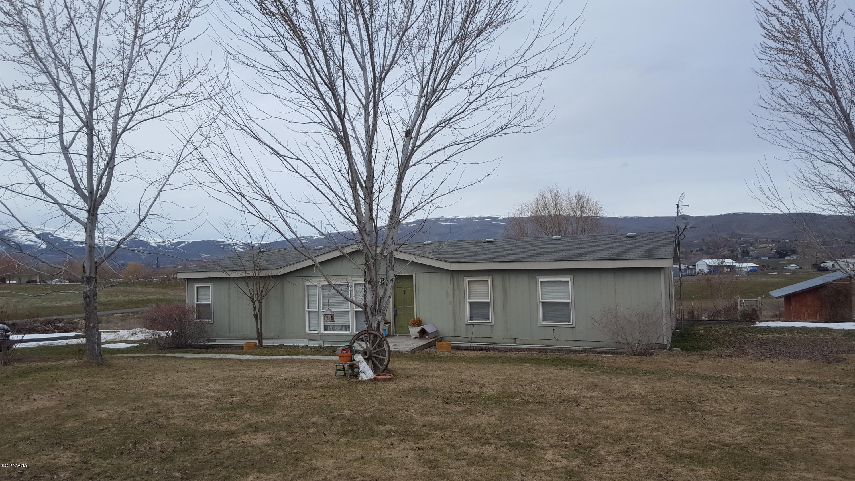 15011 Douglas Road Yakima, WA 98908 - Photo 1 of 4 a front view of a house with a yard and garage