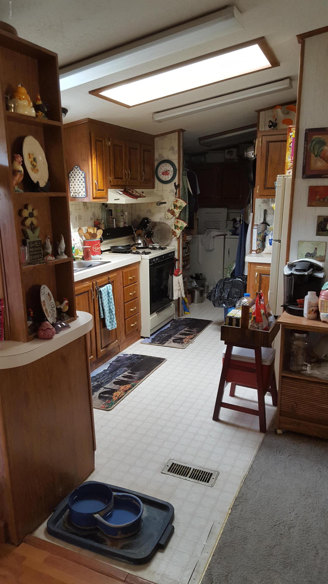 15011 Douglas Road Yakima, WA 98908 - Photo 2 of 4 a kitchen with table and chairs