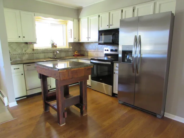 $215,000 | 9920 Cambridge Court, South Lyon, MI 48178