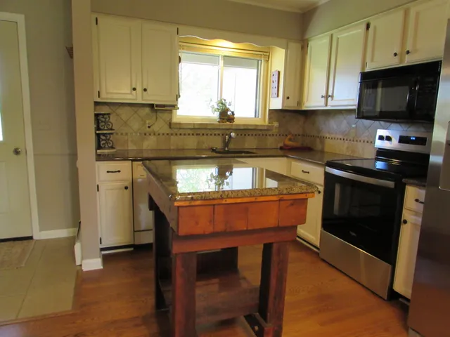 $215,000 | 9920 Cambridge Court, South Lyon, MI 48178