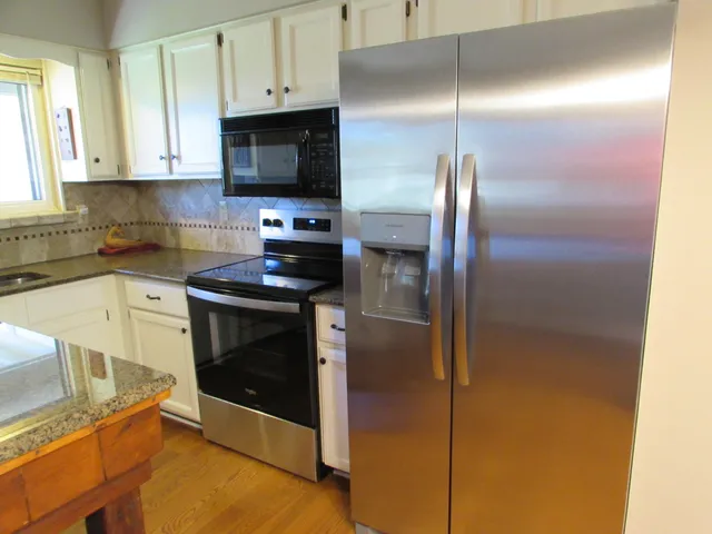 $215,000 | 9920 Cambridge Court, South Lyon, MI 48178