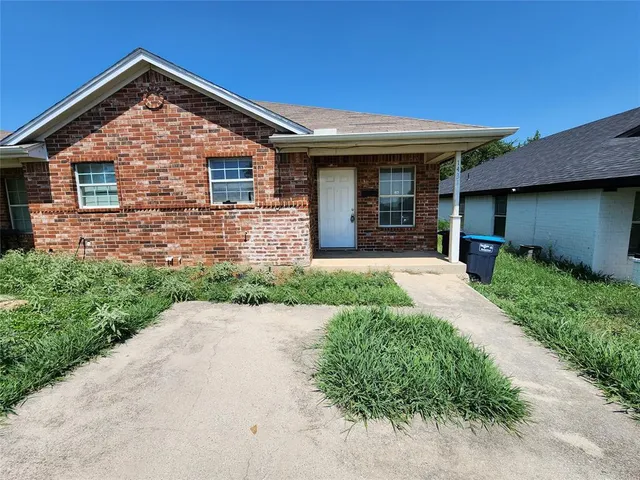 $1,250 | 1431 East Robert Street, Fort Worth, TX 76104