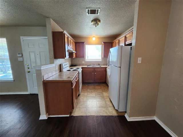 $1,250 | 1431 East Robert Street, Fort Worth, TX 76104