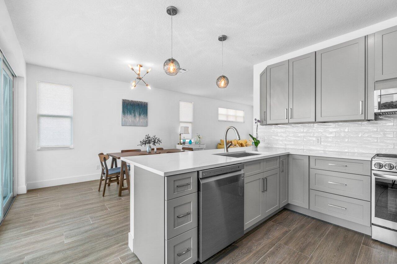 9427 Southeast Athena Street Hobe Sound, FL 33455 - Photo 6 of 33 Kitchen