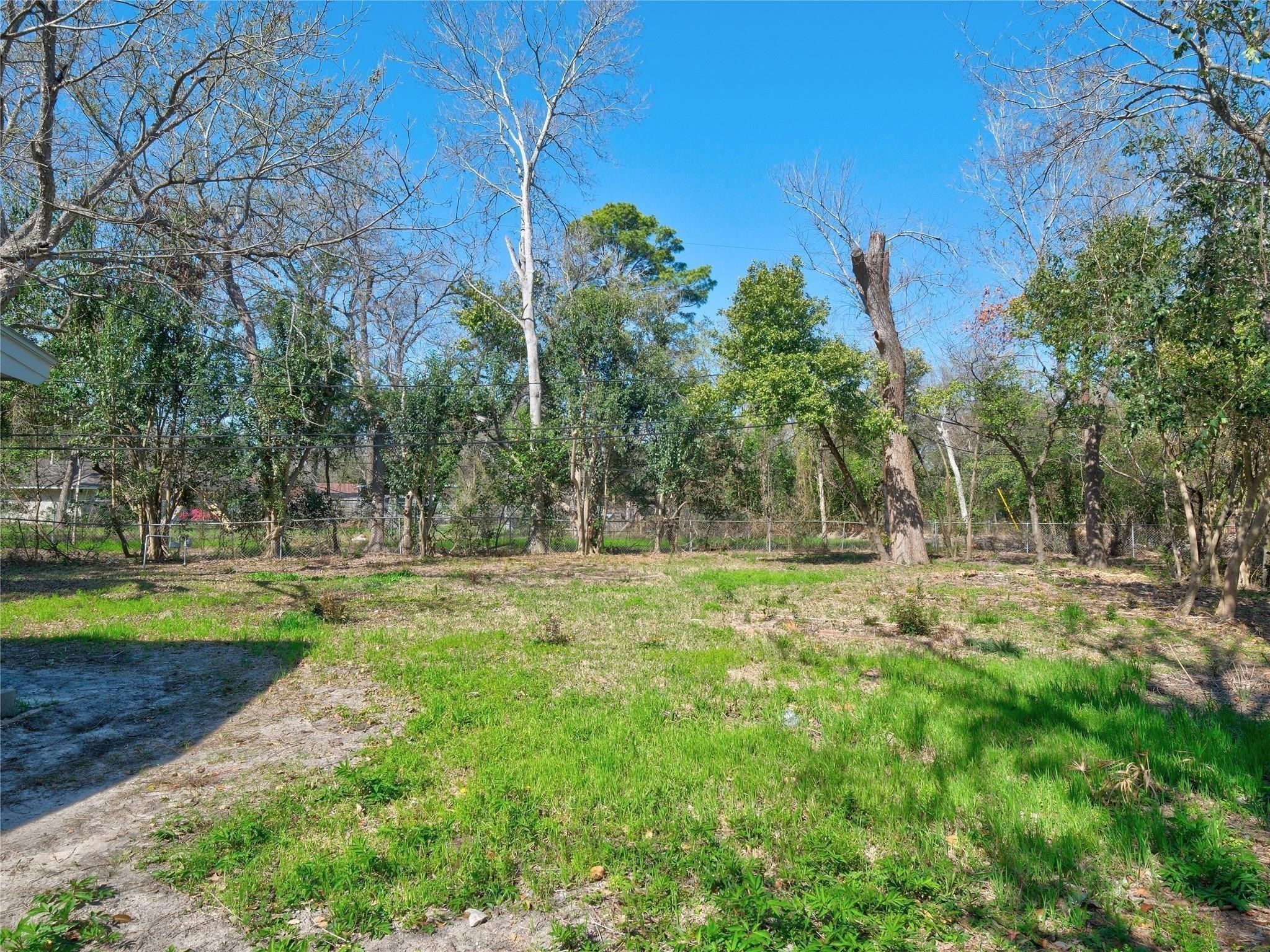 3215 Soway Street Houston, TX 77080 - Photo 19 of 29 a backyard of a house with lots of green space