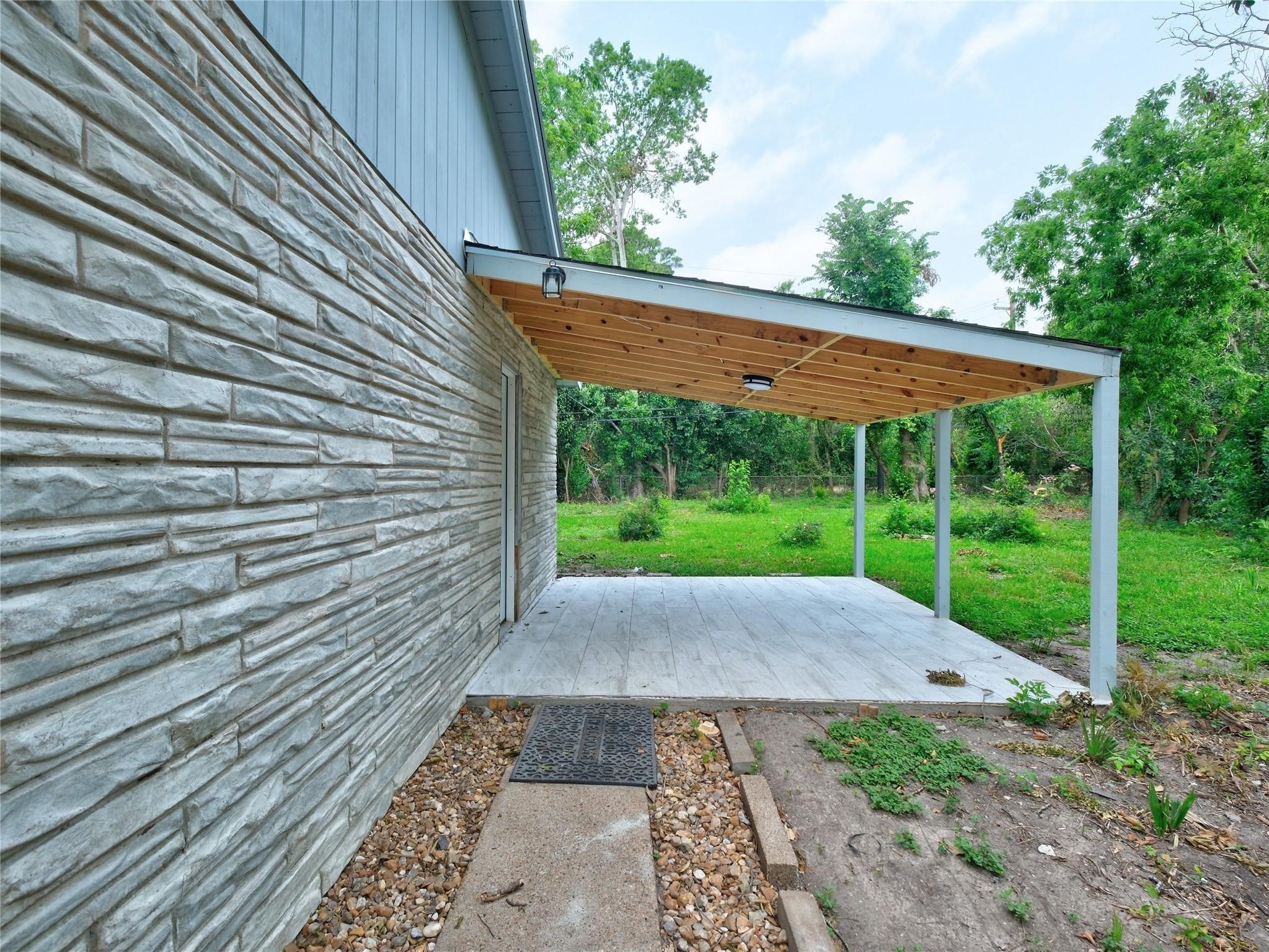 3215 Soway Street Houston, TX 77080 - Photo 24 of 29 a backyard of a house with lots of green space