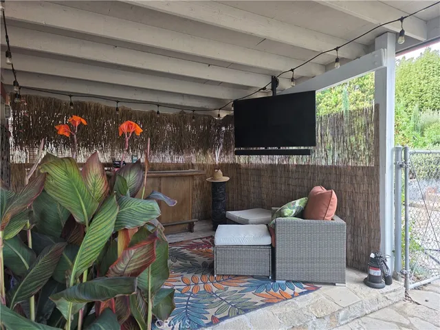 a view of livingroom with furniture