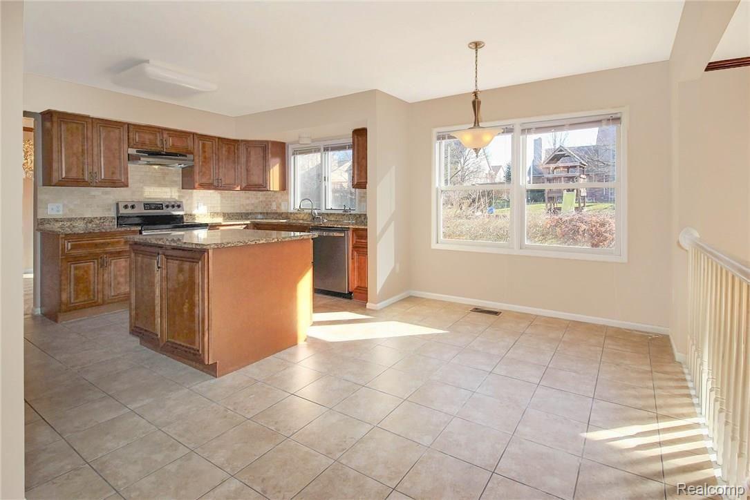 3079 Lexham Lane Rochester, MI 48309 - Photo 8 of 37 IMG_2826_blended.jpg