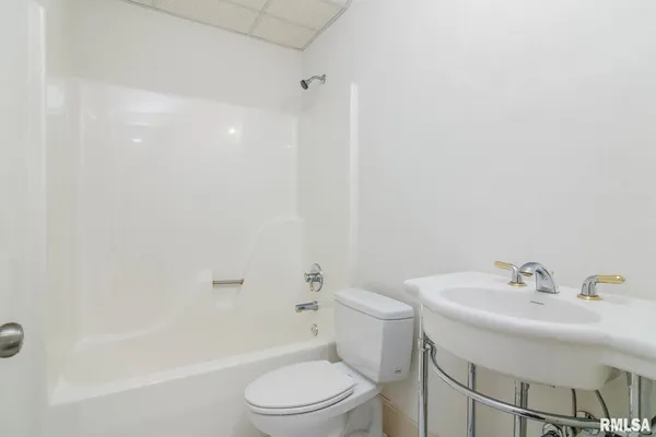 $760,000 | 12 Clearlake Drive, Centralia, IL 62801