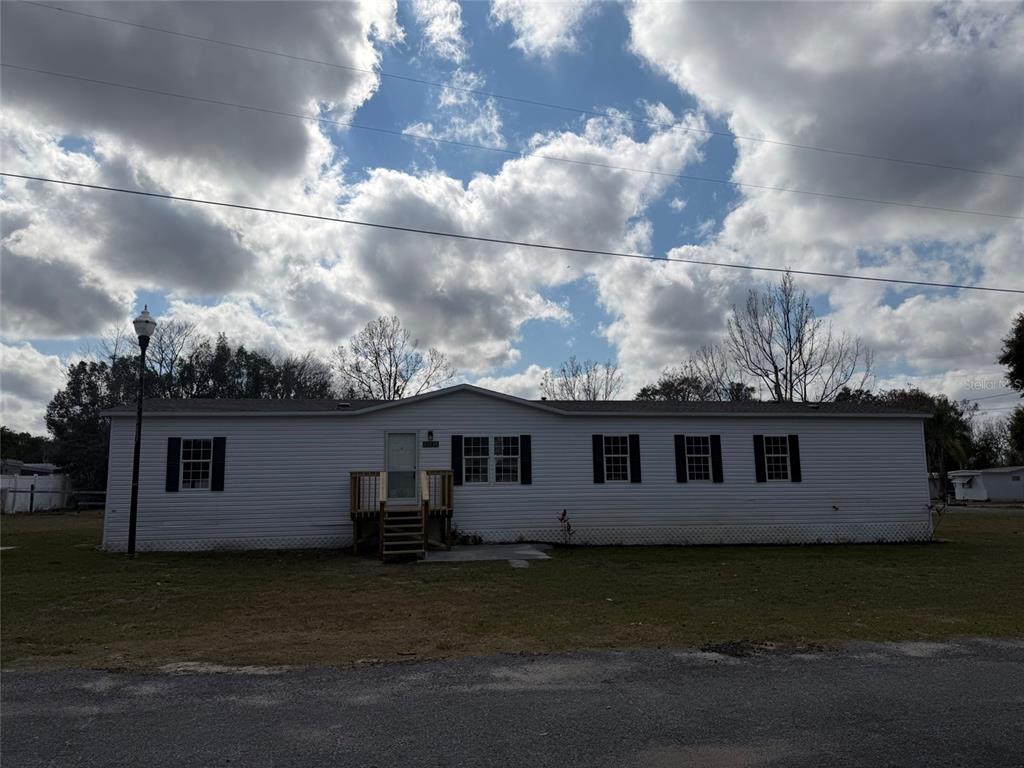 a view of a house with backyard and garden
