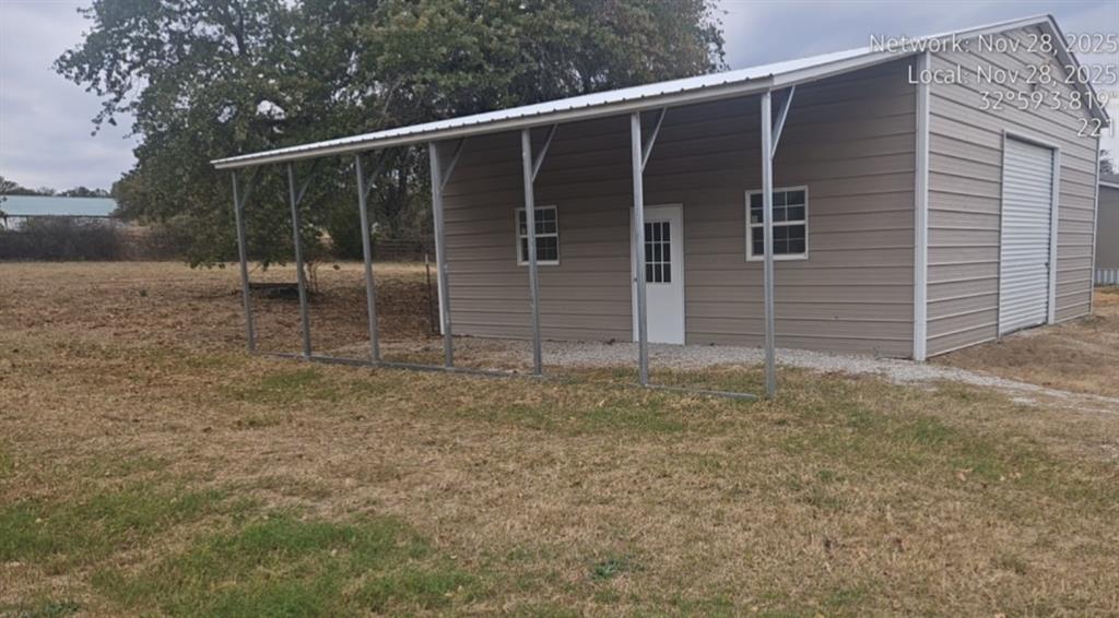 221 Farmhouse Road Springtown, TX 76082 - Photo 8 of 23 a backyard of a house with lots of green space