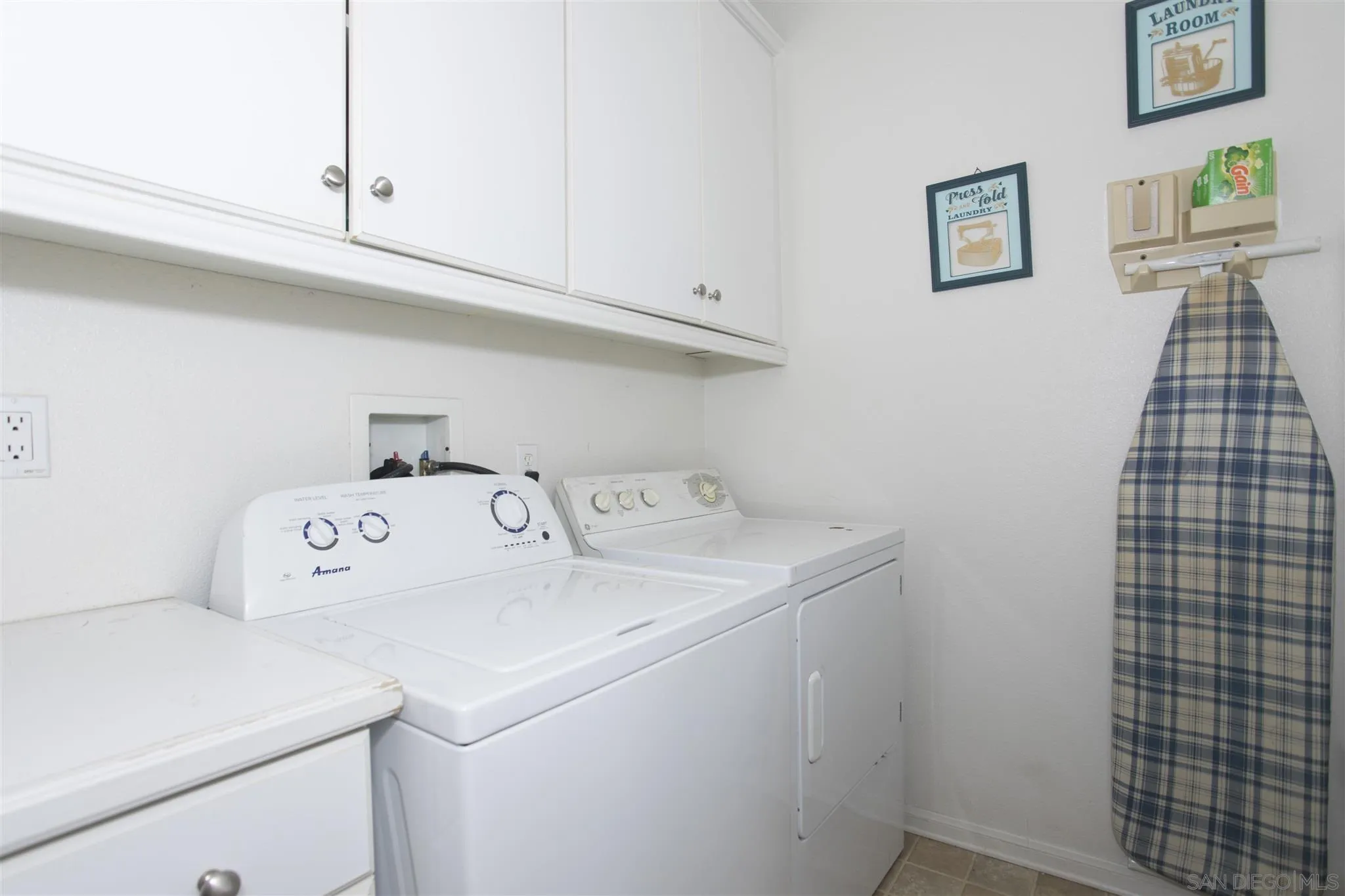 4660 Duskywing Road Hemet, CA 92545 - Photo 23 of 29 a utility room with dryer and washer