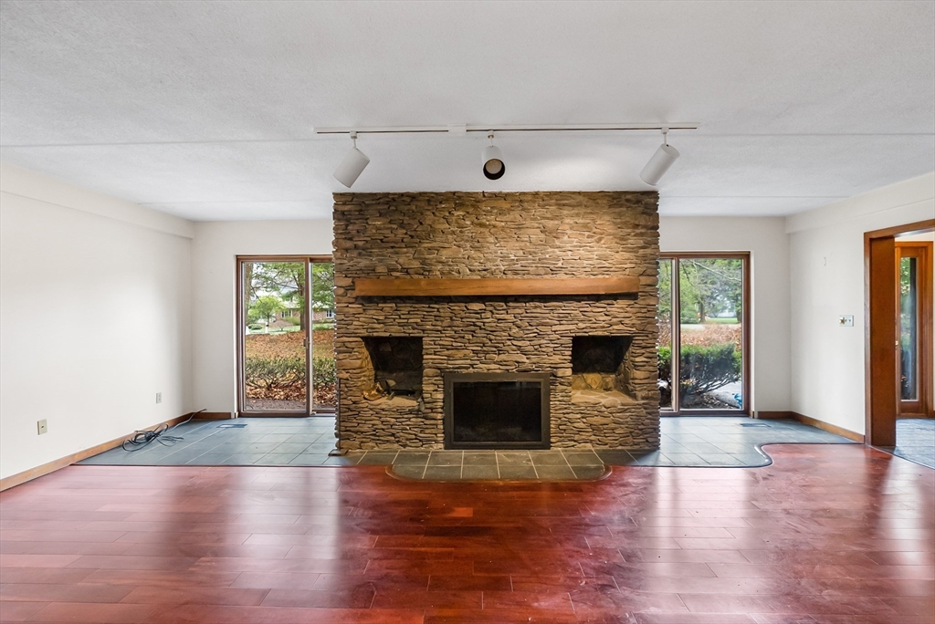 20 Berry Circle Hamilton, MA 01982 - Photo 3 of 35